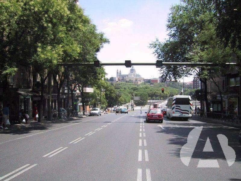 Los carriles reversibles están delimitados por marcas longitudinales...
