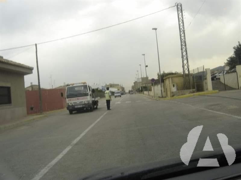 El agente tenía los brazos en cruz y ha bajado los brazos. ¿Qué debe hacer?