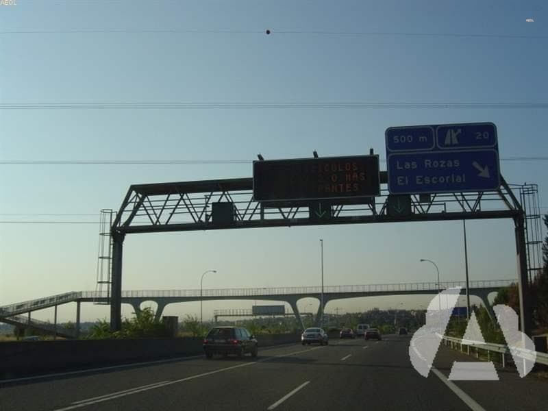 Por un carril para vehículos de alta ocupación (VAO), ¿le está permitido…