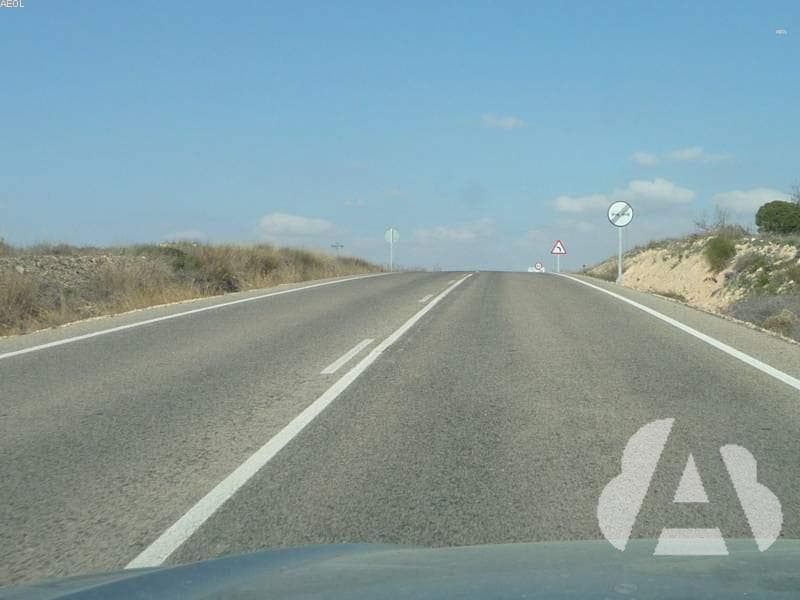 ¿Por dónde se debe circular en un cambio de rasante de reducida visibilidad?