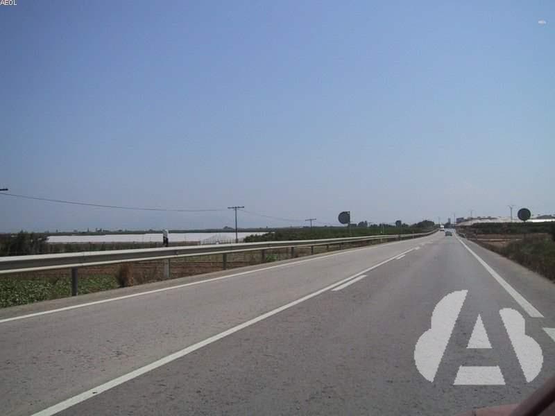 En esta carretera convencional con arcén transitable, ¿por dónde debe circular…