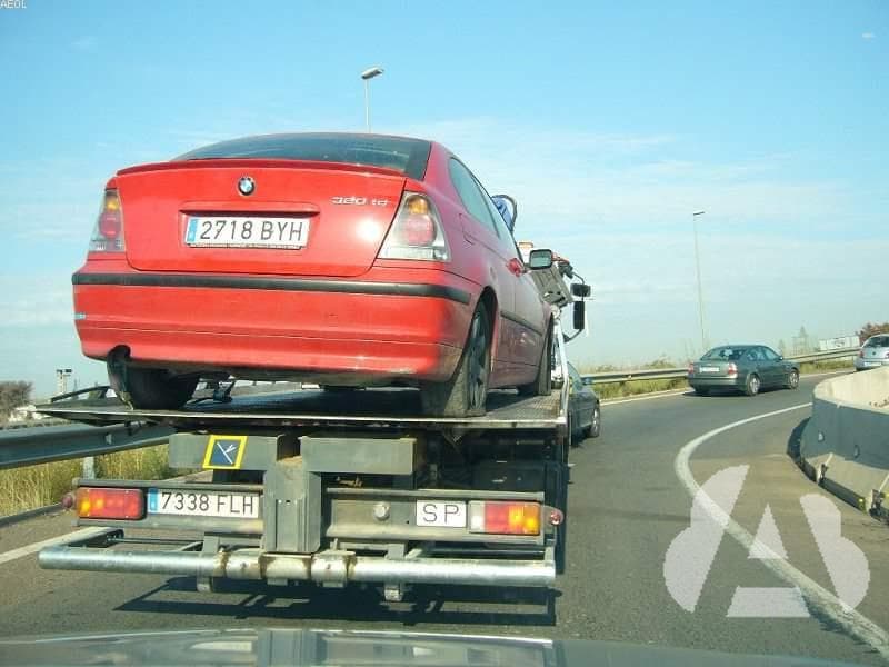 El conductor de un vehículo de auxilio en vías públicas que acuda a realizar…