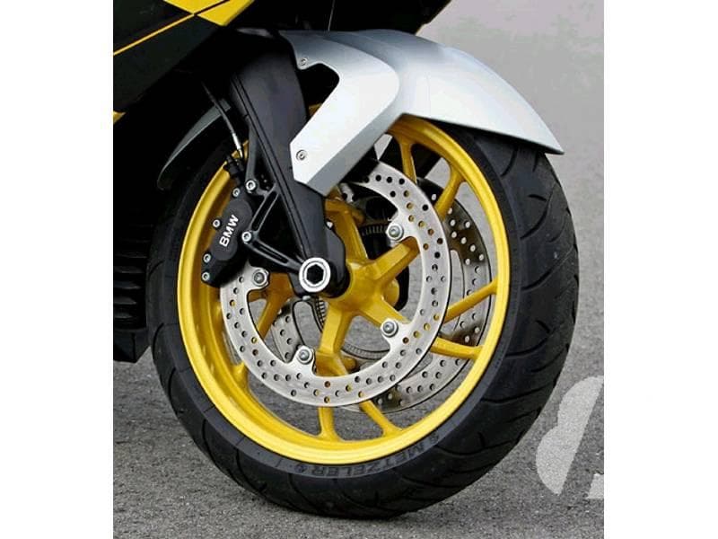 Si conduce una motocicleta y la calzada está mojada, ¿es necesario incrementar…