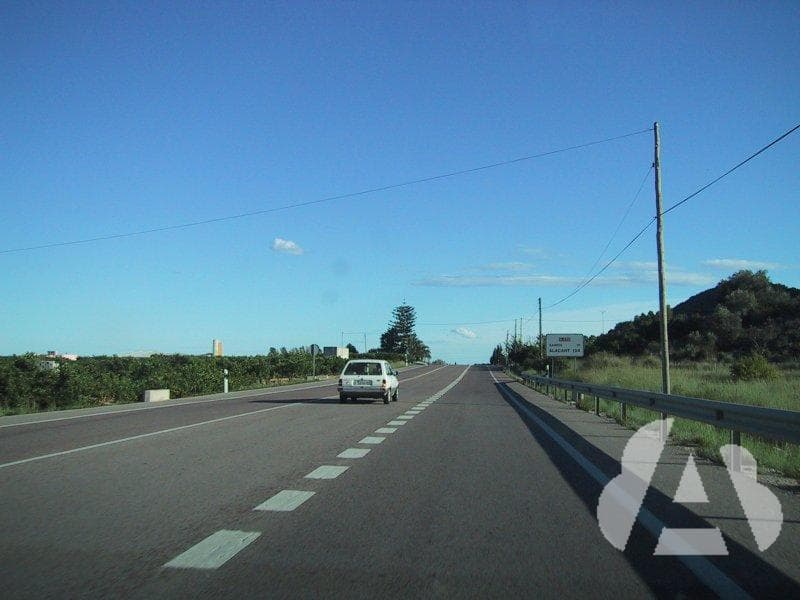 Esta vía, fuera de poblado, tiene un carril reservado para vehículos de…
