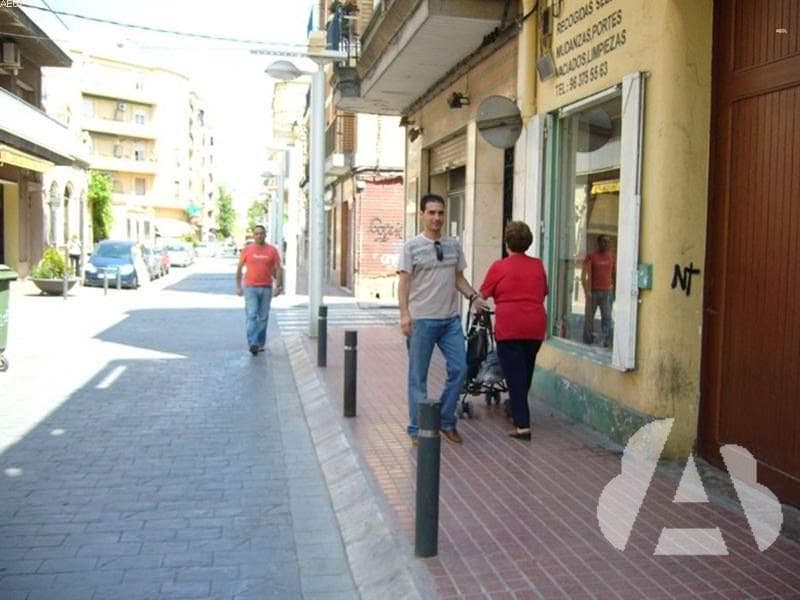 Entre las conductas de riesgo más comunes que cometen los peatones está...