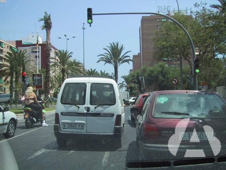 Un semáforo cambia de rojo a verde. ¿Está permitido emplear el claxon para…