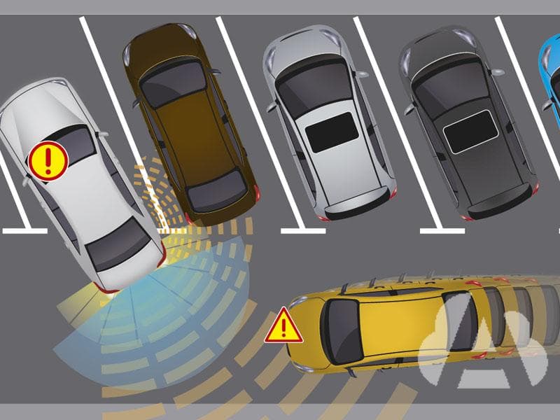 Al salir marcha atrás de un estacionamiento con su vehículo, el cual dispone…
