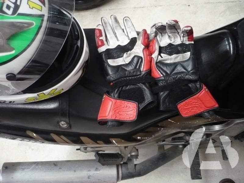 Si conduce una motocicleta, ¿es aconsejable utilizar guantes?