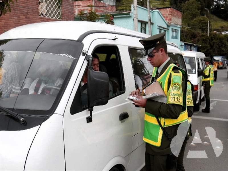 Además del permiso de conducción, ¿qué otra documentación debe llevar el…