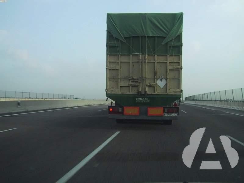 En una carretera, ¿qué vehículos deben guardar una separación mínima de 50…