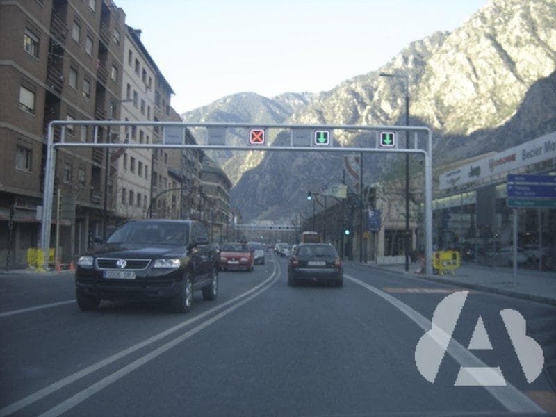 Si circula por un carril destinado al sentido normal de la circulación,…