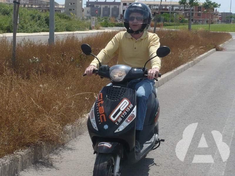 ¿Cuántos espejos retrovisores debe llevar un ciclomotor de dos ruedas?