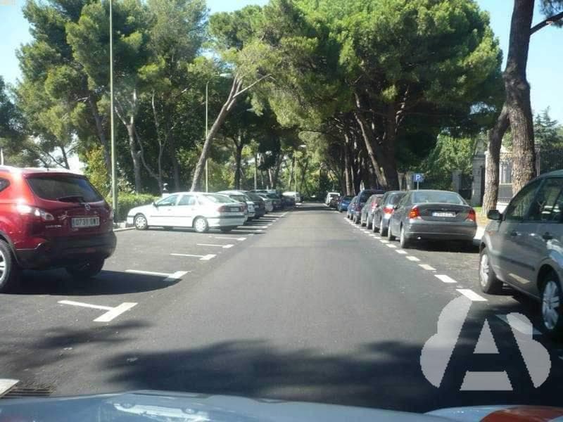 En vía urbana de un solo sentido, los usuarios de un vehículo estacionado…