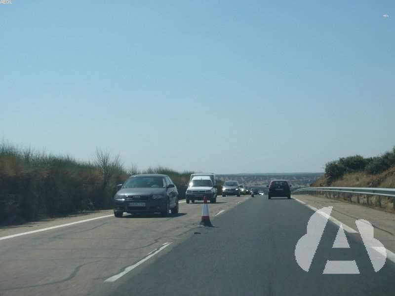A una motocicleta, ¿le está permitido circular por un carril de sentido…