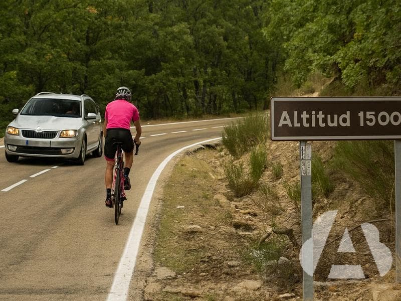 Al adelantar a ciclistas en ascensos prolongados, ¿es aconsejable aumentar la…