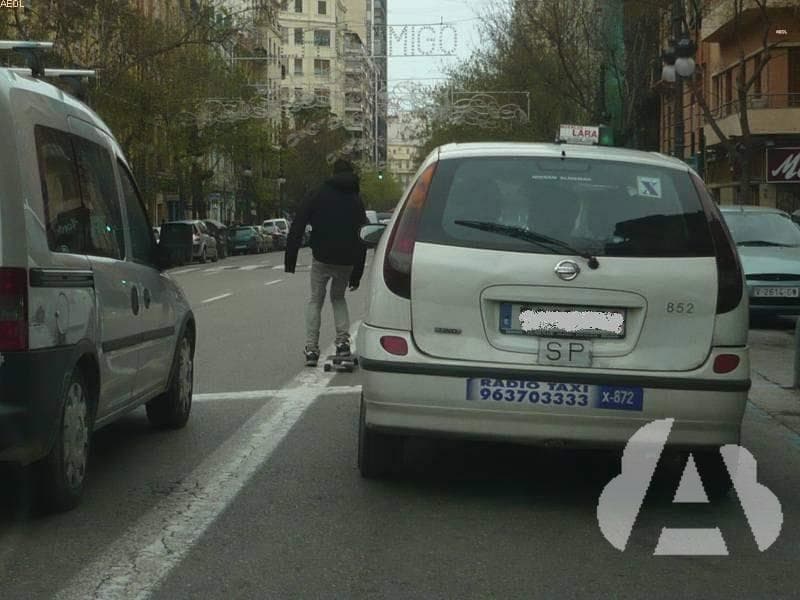 Cuando otro vehículo que circula detrás de su turismo está muy próximo, se…