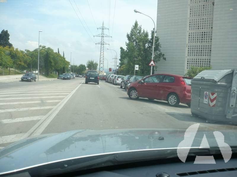 El conductor de un vehículo pretende incorporarse a la circulación, ¿debe…