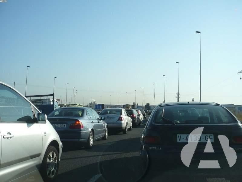 En la autopista hay muchos vehículos. Los vehículos del carril derecho circulan…