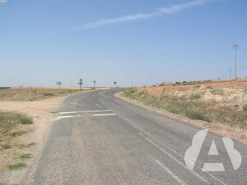 En calzadas con doble sentido de circulación, y dos carriles, sin delimitar por…