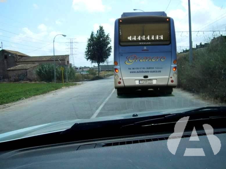 El autobús circula despacio. ¿Puede adelantarlo teniendo en cuenta la…