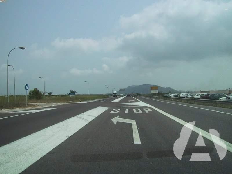 En esta intersección con señal de STOP y buena visibilidad, ¿qué debe hacer?