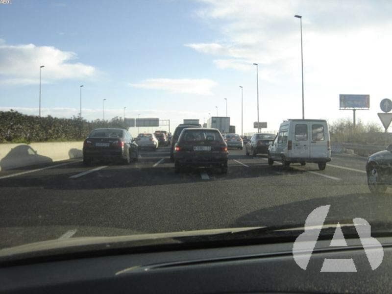 Si el conductor del vehículo que circula delante acciona repetidas veces las…