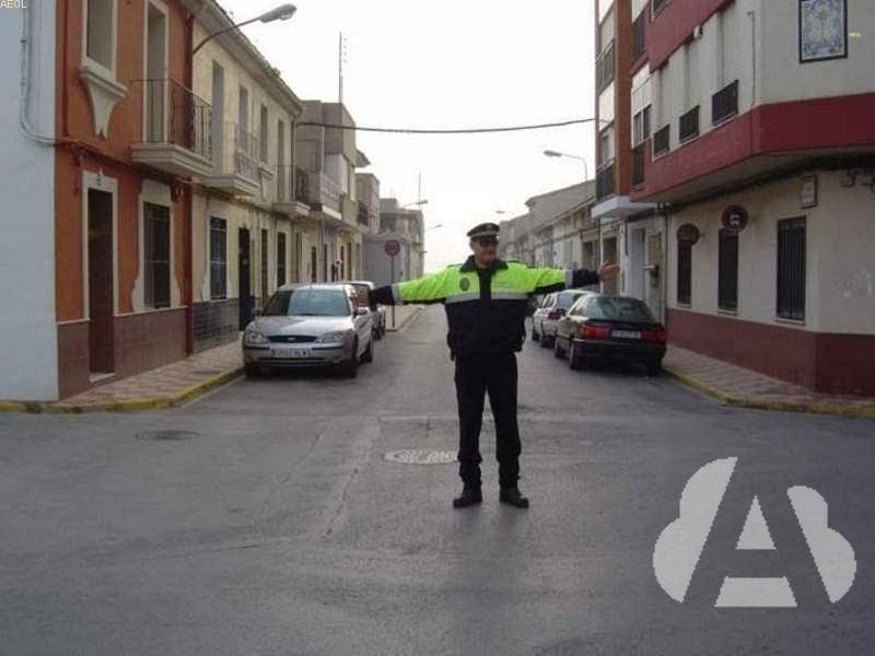 El Agente, ¿a quién ordena detenerse?