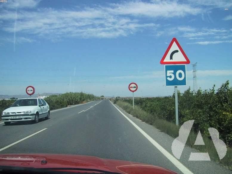 En una curva de reducida visibilidad, se debe...