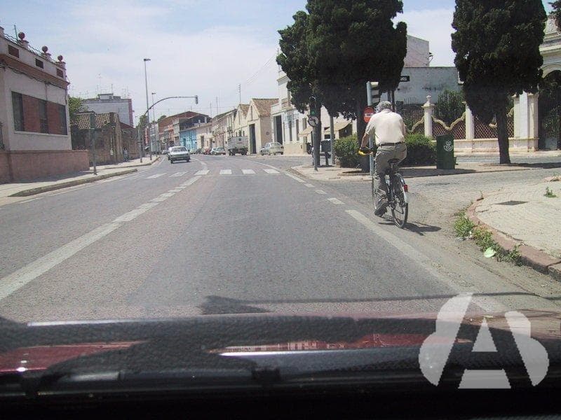 En vías interurbanas, ¿en qué circunstancias pueden los ciclistas circular sin…