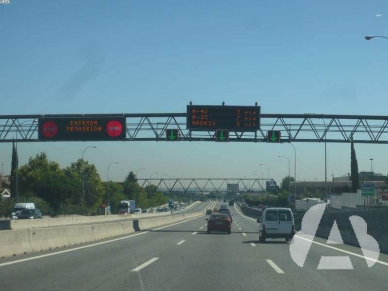 En esta autopista, ¿por qué carril debe circular?