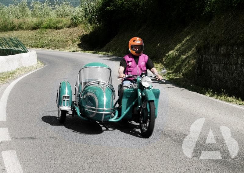 El titular de un permiso A, ¿puede conducir motocicletas con sidecar?