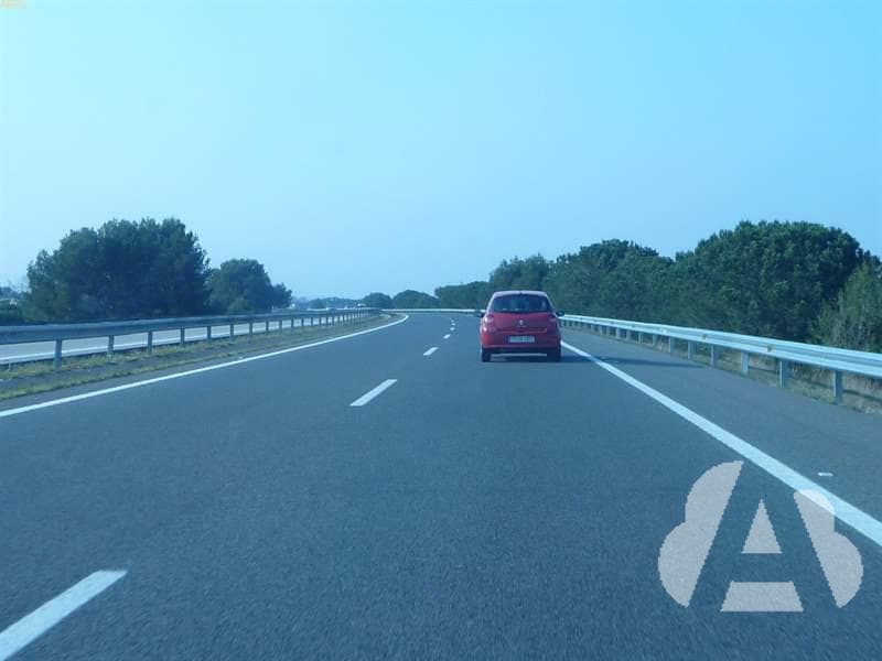 Todo conductor de un vehículo que circule detrás de otro está obligado a dejar…
