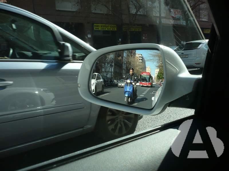 En los desplazamientos laterales, ¿es suficiente con mirar por los espejos…
