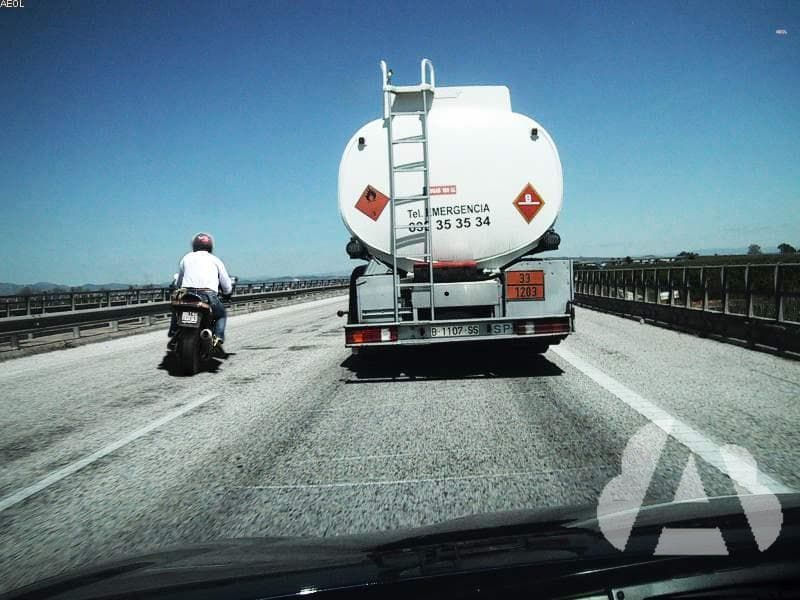 ¿Qué distancia lateral debe guardar el conductor de una motocicleta al efectuar…