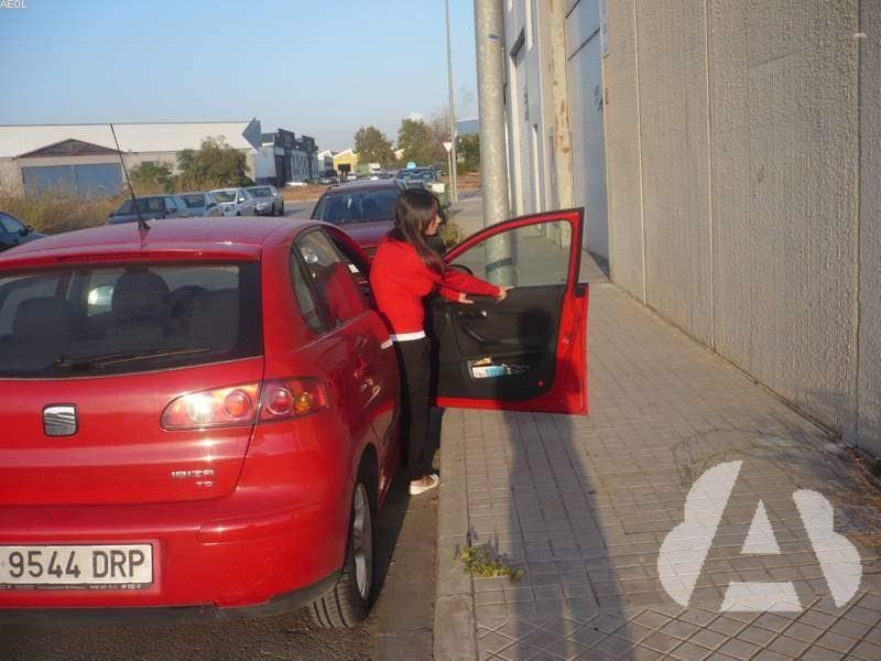 Como norma general, ¿por qué lado del vehículo deben salir los pasajeros?