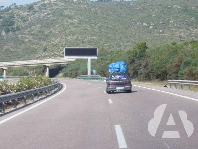 La carga de un turismo, ¿puede sobresalir por los bordes laterales?