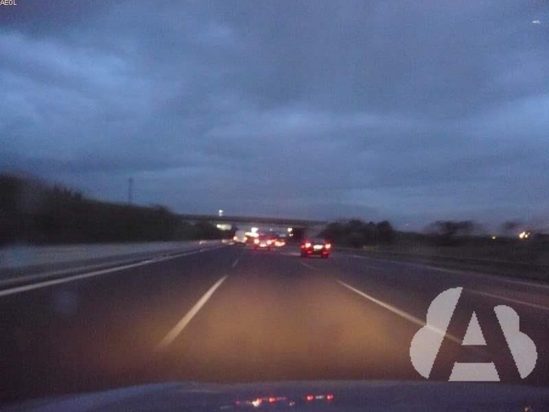 ¿Es obligatorio llevar iluminada la placa posterior de la matrícula durante la…