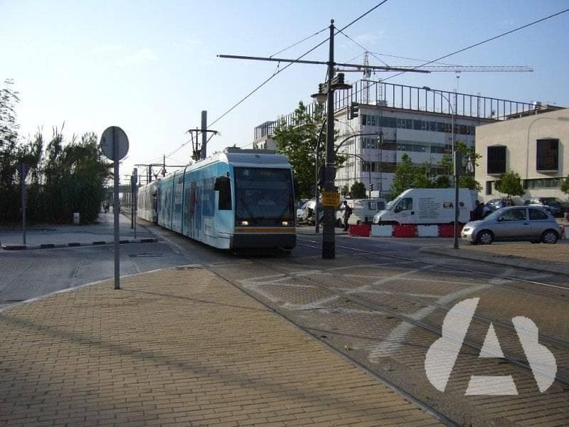En una intersección sin señalizar, ¿está obligado un turismo a ceder el paso a…
