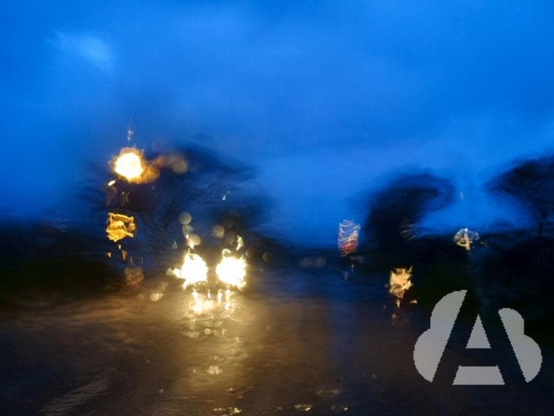 Circula con su motocicleta sobre la calzada mojada de la imagen; en caso de…
