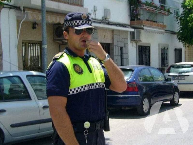 El agente, con toques de silbato cortos y frecuentes, ordena...