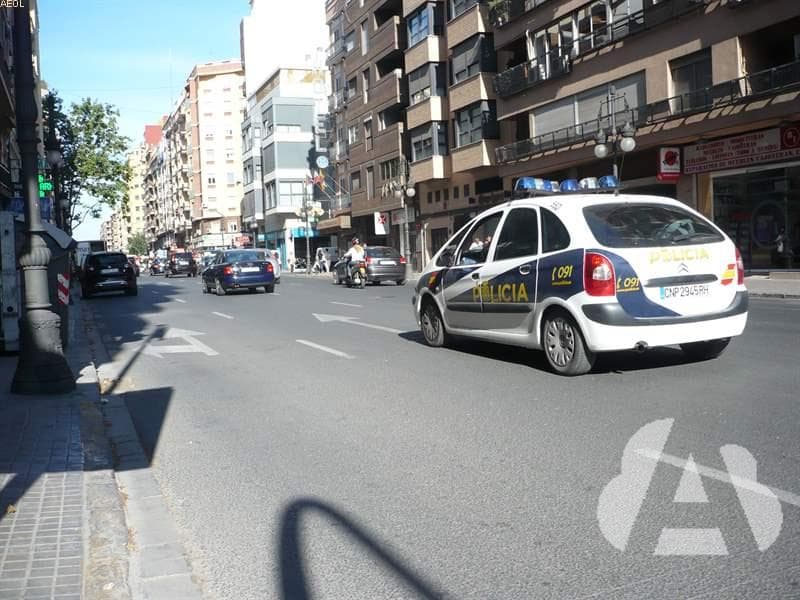Un vehículo de policía en servicio urgente, ¿podrá circular en sentido…