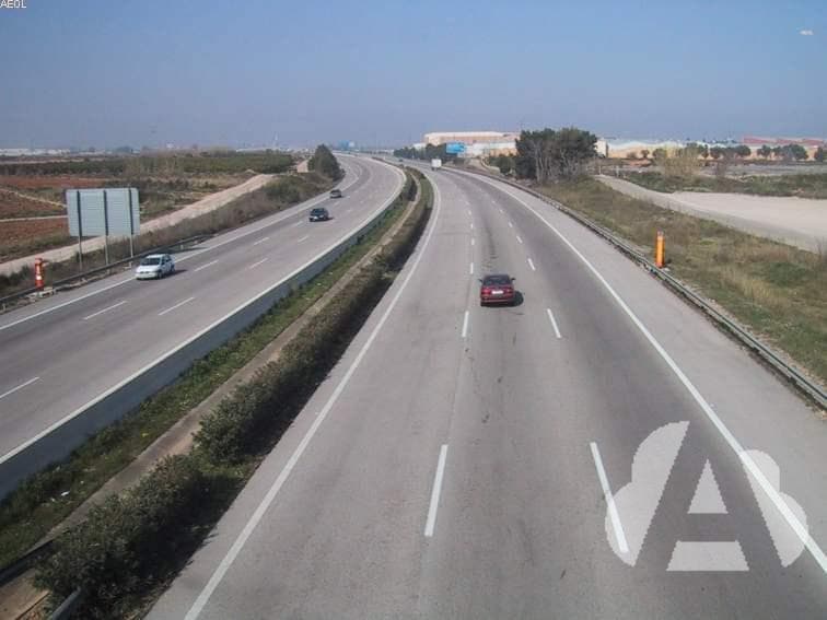 En una vía con varios carriles para el mismo sentido de la circulación, las…