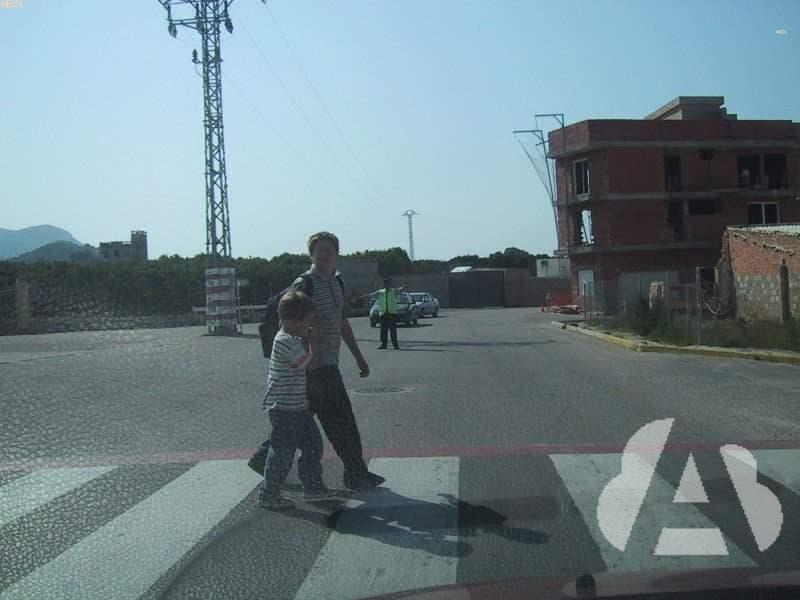 A la entrada y salida del colegio, para evitar riesgos, ¿qué precauciones…