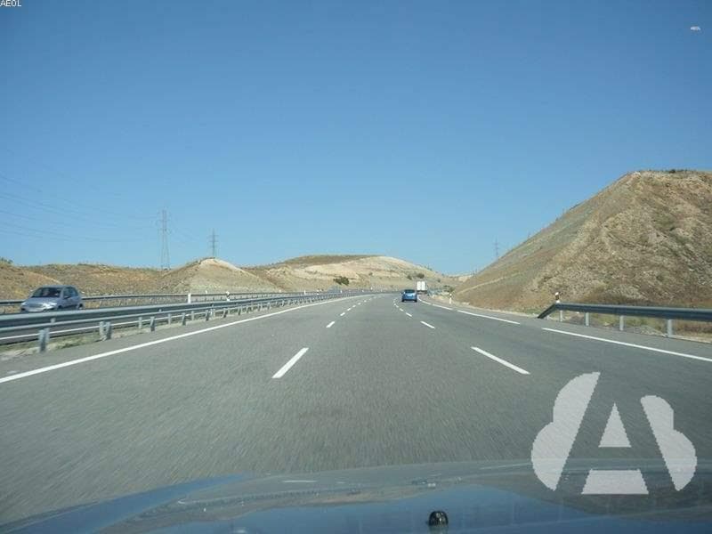 En esta autopista, el vehículo que circula por el carril izquierdo y no está…