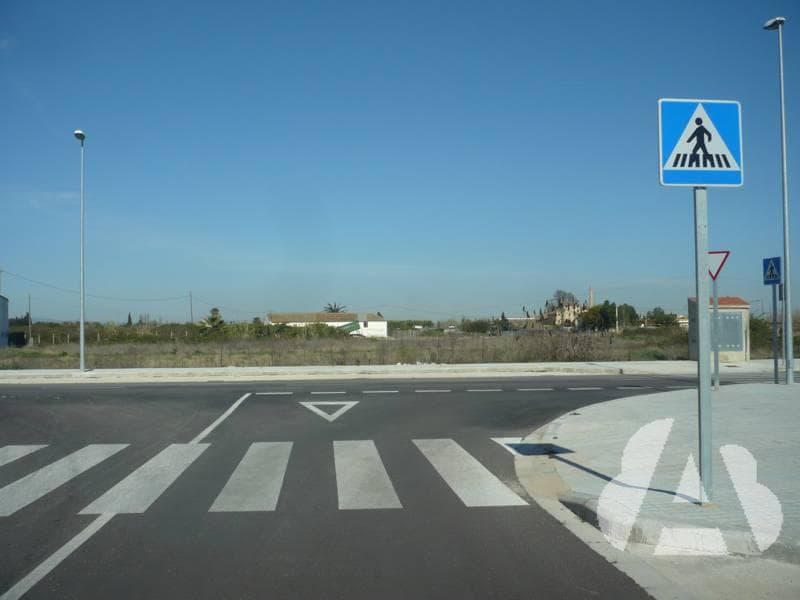 En un paso para peatones, ¿está permitido estacionar o hacer una parada?