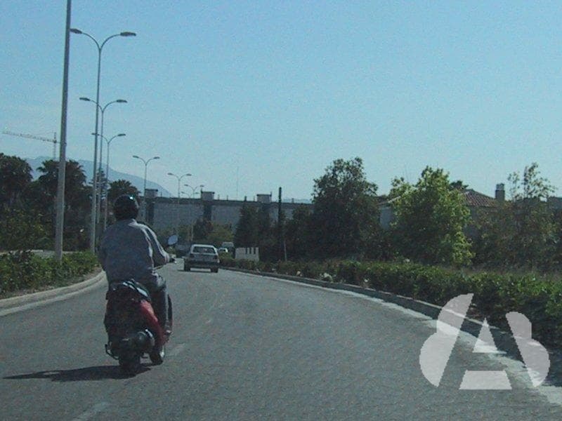 Si en vía interurbana un ciclomotor de dos ruedas quiere girar a la izquierda y…