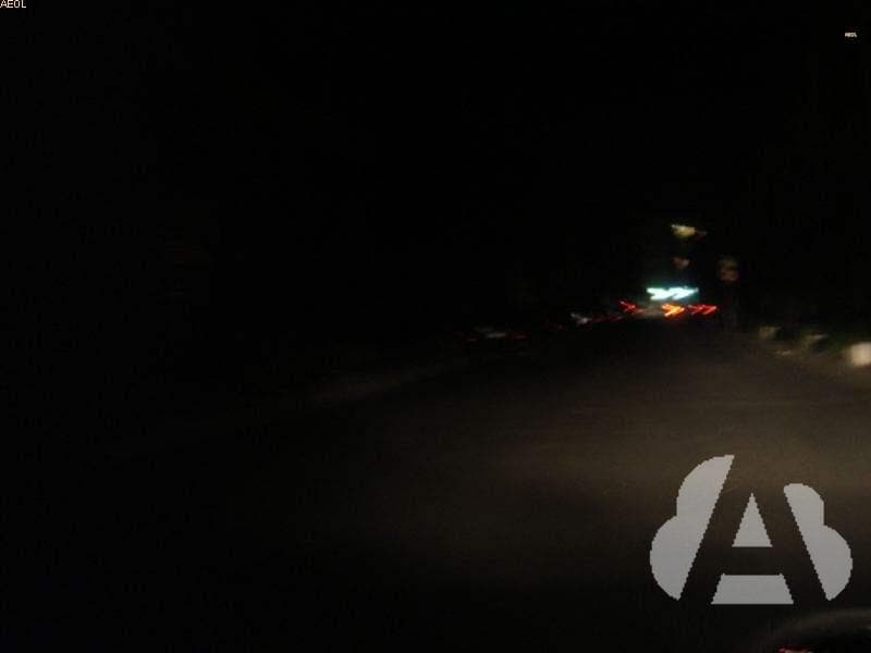 Si circula de noche con la luz de carretera encendida y ve peatones en el…