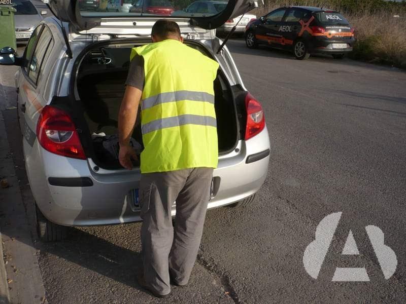 En un turismo, ¿cuántos chalecos reflectantes es obligatorio llevar?