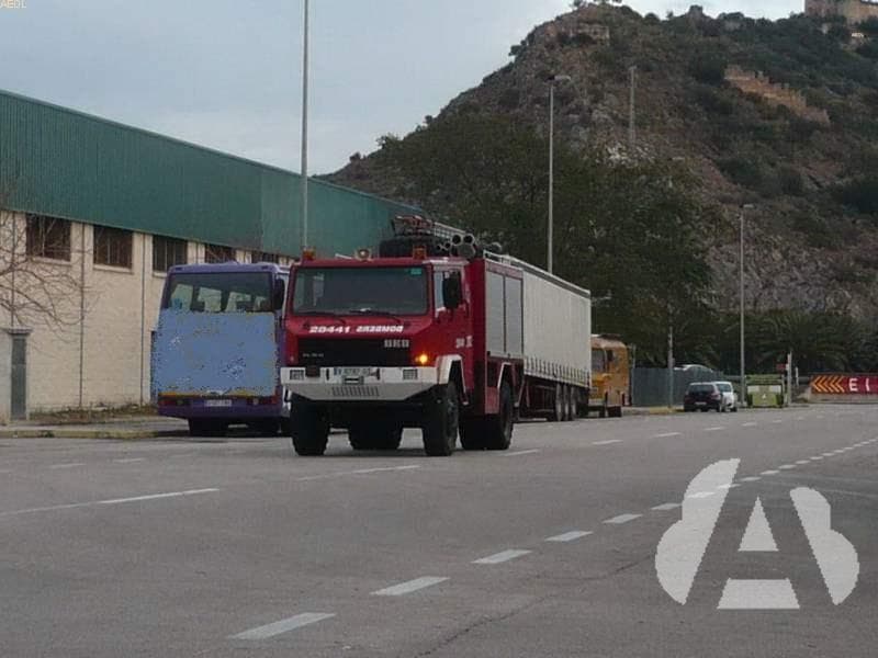 El vehículo de bomberos circula en servicio urgente; ¿debe obedecer las…
