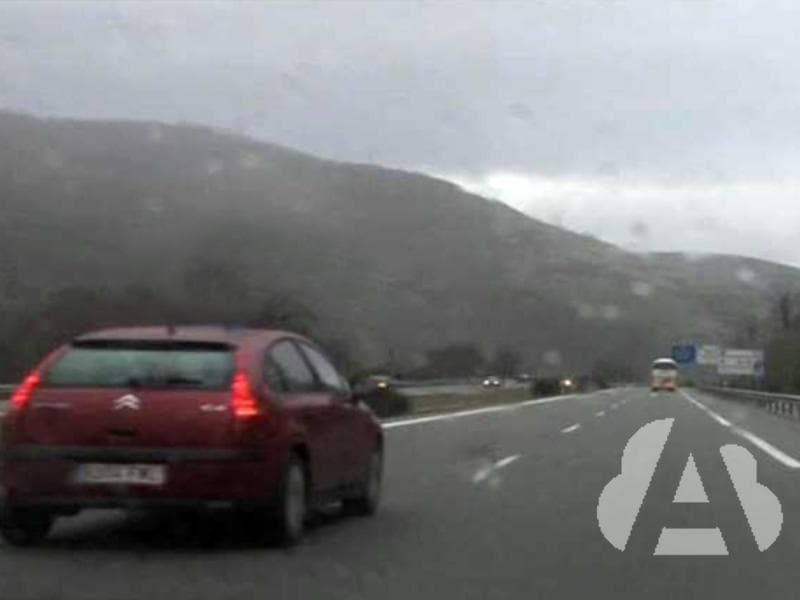 En caso de lluvia, ¿es aconsejable aumentar la distancia de seguridad con el…